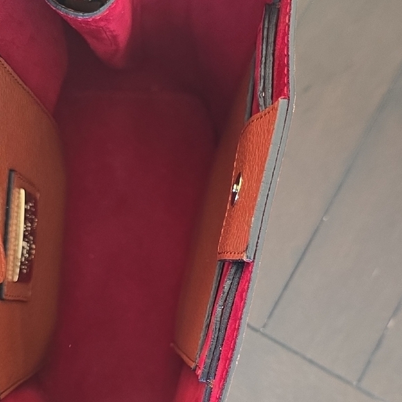 Mario Valentino Spa Elegant Tan Leather Tote Bag - Picture 8 of 9